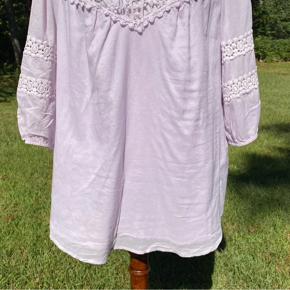 J. PETERMAN TOP BLOUSE TUNIC PALE PURPLE FLORAL LACE ACCENT 3/4 SLEEVE Size M